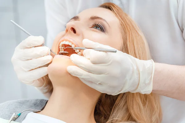 Пациент на стоматологическом осмотре — стоковое фото