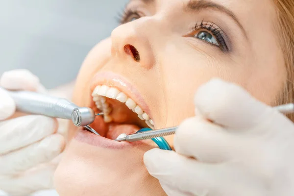 Paziente al check-up dentale — Foto stock