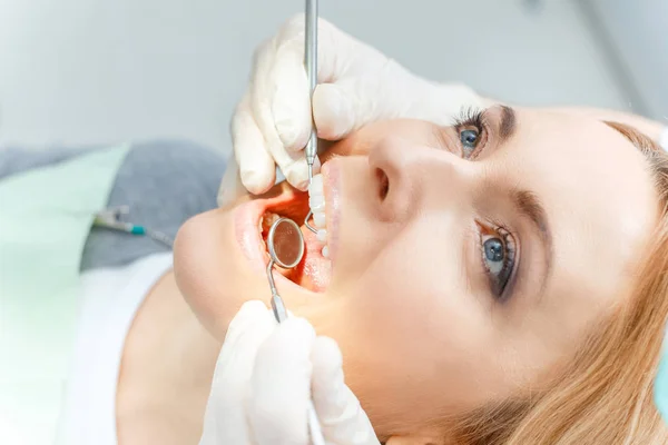 Paziente al check-up dentale — Foto stock