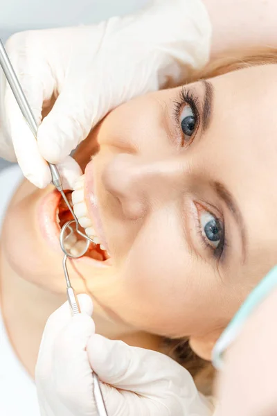 Paziente al check-up dentale — Foto stock