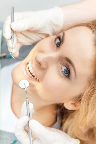 Paziente al check-up dentale — Foto stock