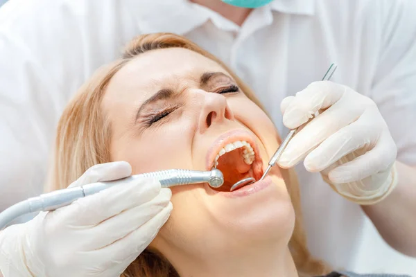 Dentista cura paciente assustado — Fotografia de Stock