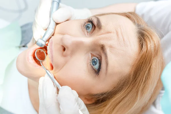 Dentista cura paciente assustado — Fotografia de Stock