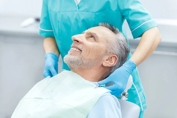 Paciente maduro en dentista - foto de stock