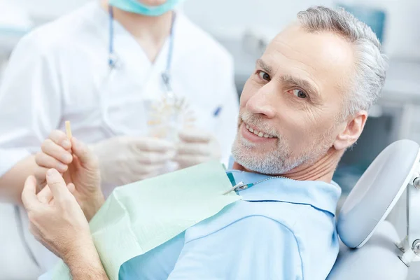 Patient mature chez le dentiste — Photo de stock