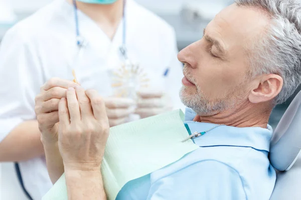 Paciente maduro no dentista — Fotografia de Stock