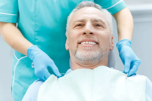 Paciente maduro en dentista - foto de stock