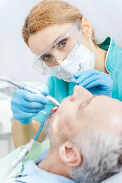 Стоматолог и пациент в клинике — стоковое фото