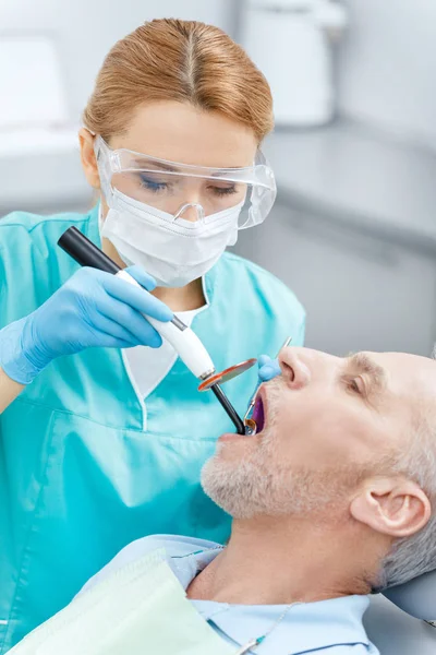 Dentista e paziente in clinica — Foto stock