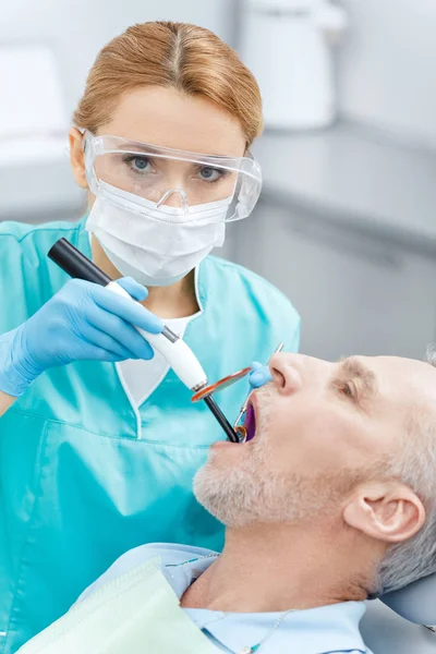 Dentista e paziente in clinica — Foto stock