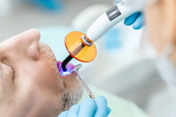 Dentista y paciente en clínica - foto de stock