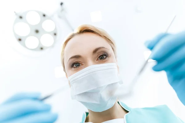 Dentista profissional na clínica — Fotografia de Stock