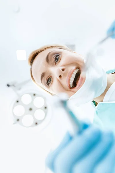 Dentista professionista in clinica — Foto stock