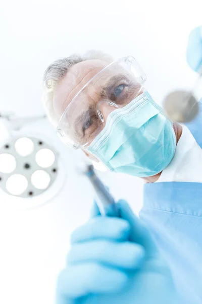 Dentista professionista in clinica — Foto stock