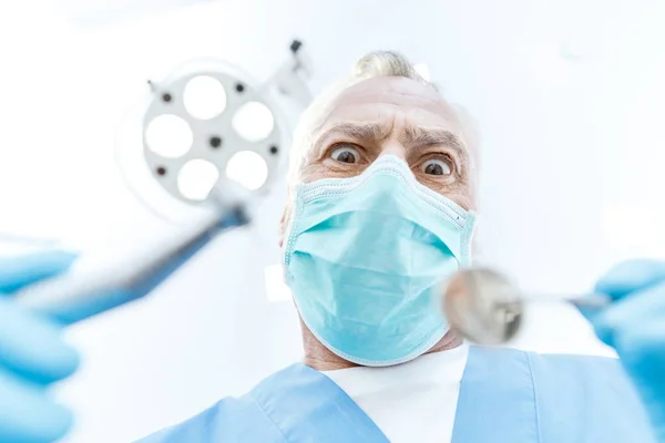 Dentista professionista in clinica — Foto stock