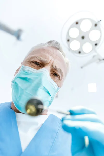 Dentista profissional na clínica — Fotografia de Stock