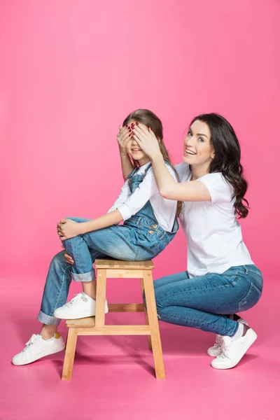 Hermosa madre e hija - foto de stock