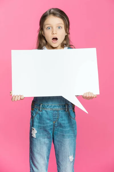 Petite fille avec bulle de parole — Photo de stock