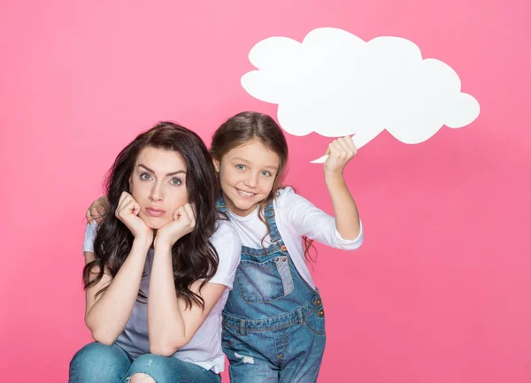 Madre e hija con burbuja del habla - foto de stock