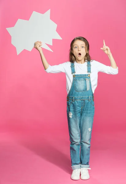 Niña con burbuja del habla - foto de stock