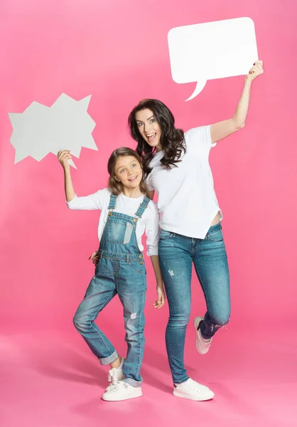 Madre e hija con burbujas del habla - foto de stock