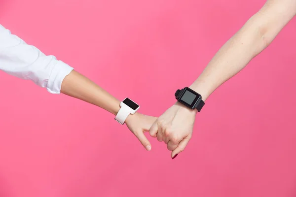 Madre e hija con smartwatches - foto de stock