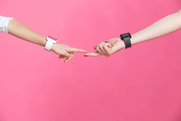 Mother and daughter with smartwatches — Stock Photo