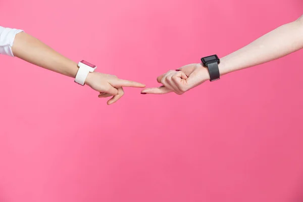 Madre e hija con smartwatches - foto de stock