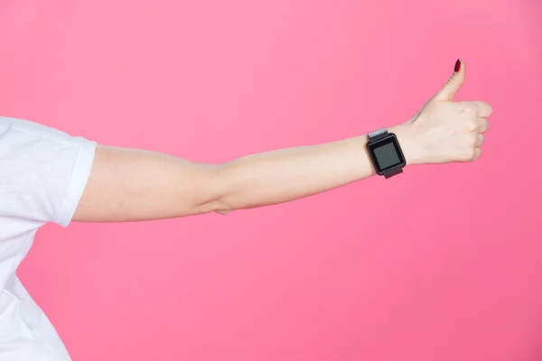 Mujer con reloj inteligente mostrando el pulgar hacia arriba - foto de stock