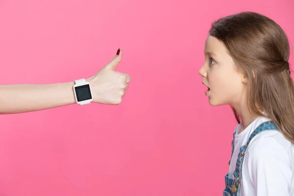 Chica y mujer con smartwatch - foto de stock