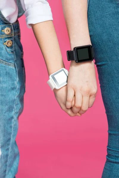 Madre e hija con smartwatches - foto de stock