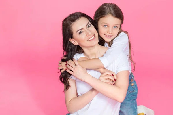 Mère et fille câlins — Photo de stock