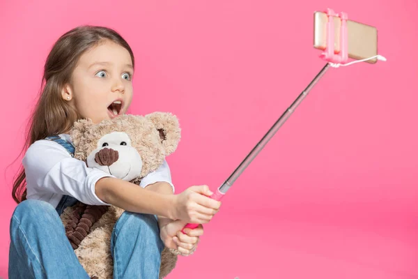 Kleines Mädchen macht Selfie — Stockfoto