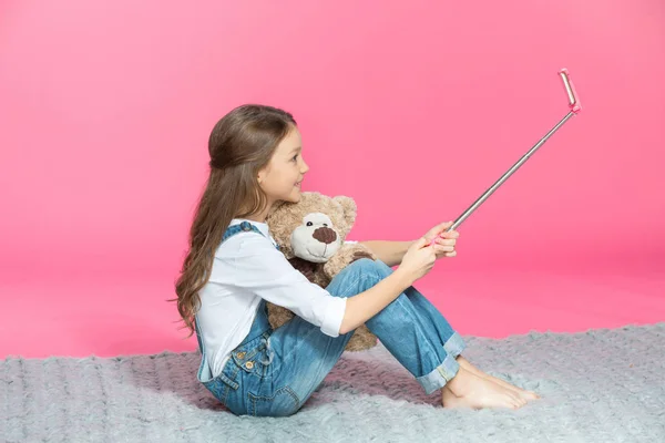 Kleines Mädchen macht Selfie — Stockfoto