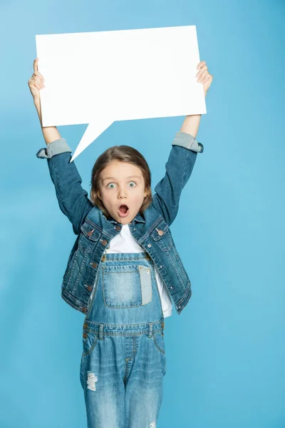 Niña con burbuja del habla - foto de stock