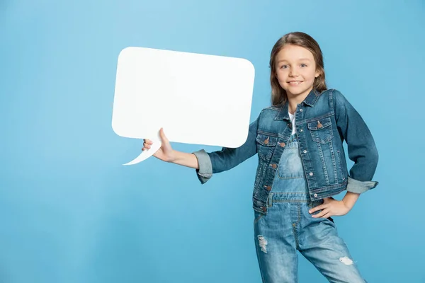 Petite fille avec bulle de parole — Photo de stock