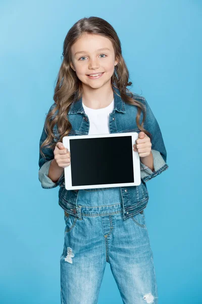 Menina segurando tablet digital — Fotografia de Stock