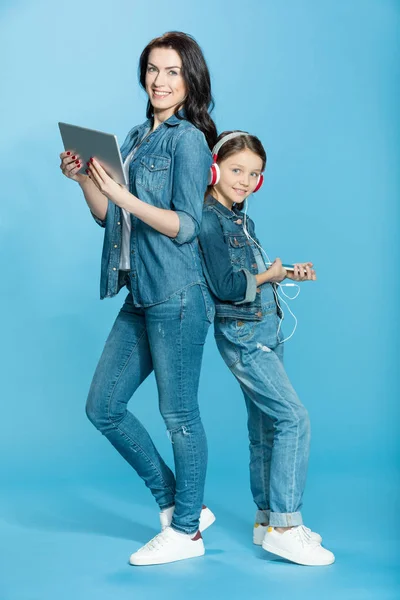 Madre e figlia con tablet digitale — Foto stock