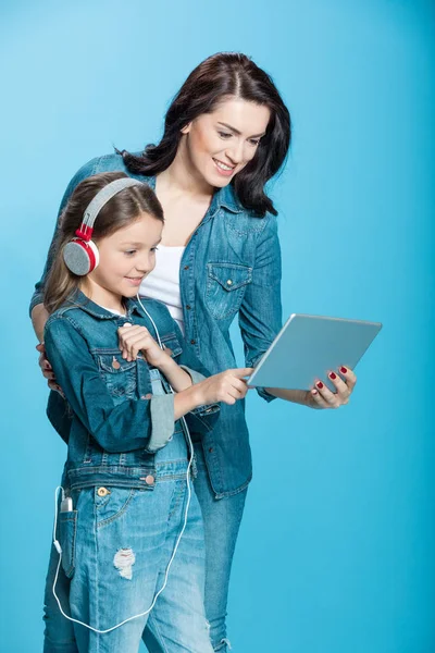 Mère et fille avec tablette numérique — Photo de stock