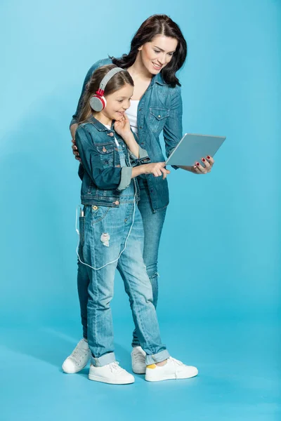 Mãe e filha com tablet digital — Fotografia de Stock