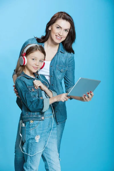 Mère et fille avec tablette numérique — Photo de stock