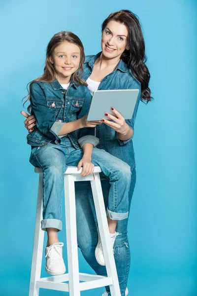 Mère et fille avec tablette numérique — Photo de stock