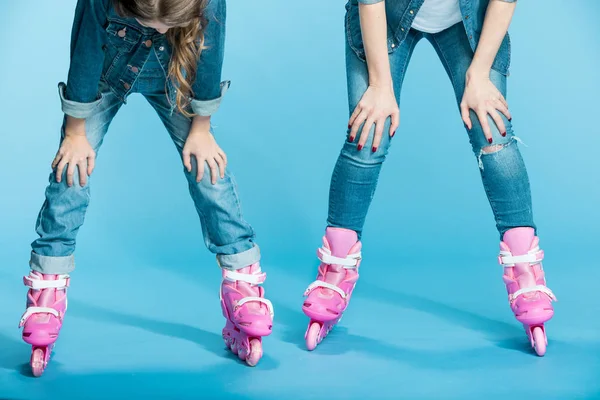 Mãe e filha em patins — Fotografia de Stock