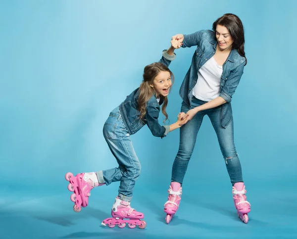 Madre e hija en patines - foto de stock