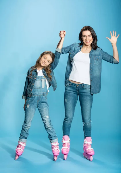 Madre e hija en patines - foto de stock