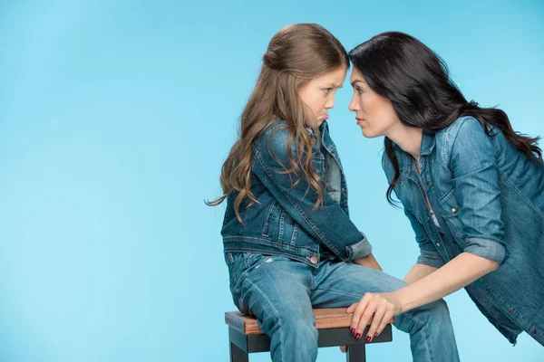 Offeso figlia e madre — Foto stock