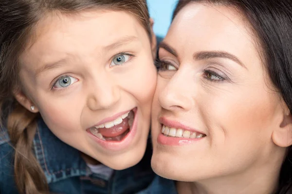 Madre e figlia abbraccio — Foto stock