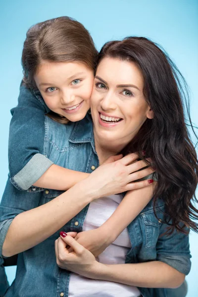 Mère et fille câlins — Photo de stock