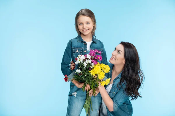 Mother and daughter holding flowers — Stock Photo