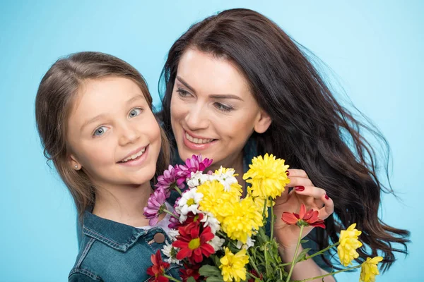 Madre e figlia con fiori in mano — Foto stock